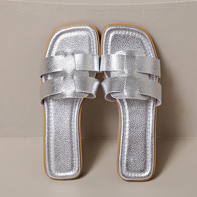 

2025 летние новые тапочки большого размера с плоским дном и квадратным носком для женщин, ленивая одежда, одно слово, пляжные классные тапочки 43 серебряный