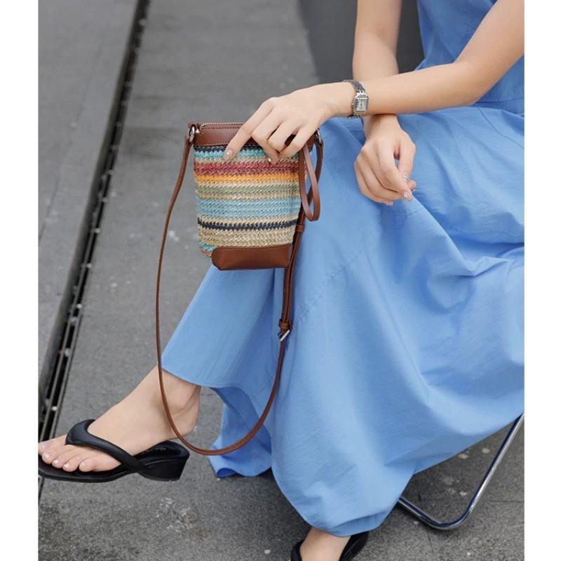 

Lafite Grass With Cowhide Woven Bag Bucket Niche Fashionable Exquisite Color All-matching Single-shoulder Cross-body Mobile Phone Length 9 width 8 height 18cm