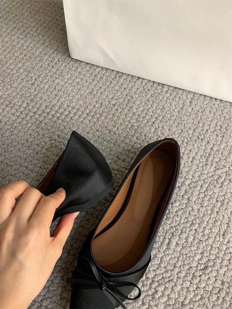 Französische süße Satin-Schleife spitze Zehen flacher Ausschnitt Einzelne Schuhe im Herbst 2024 neues Temperament Innenhöhenerhöhung kleine Lederschuhe