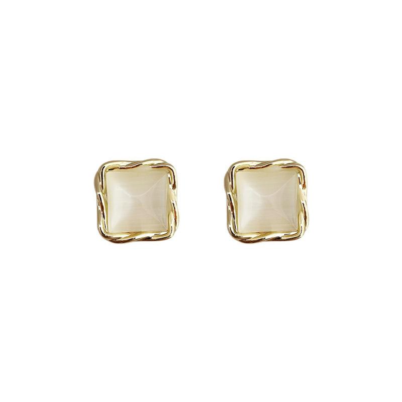 Nouvelles Boucles d'Oreilles Carrées Beige à Clous pour Femmes Mode Coréenne Filles Douces Texture Gelée Design Unique Accessoires d'Oreilles Féminins 2026 nouveau