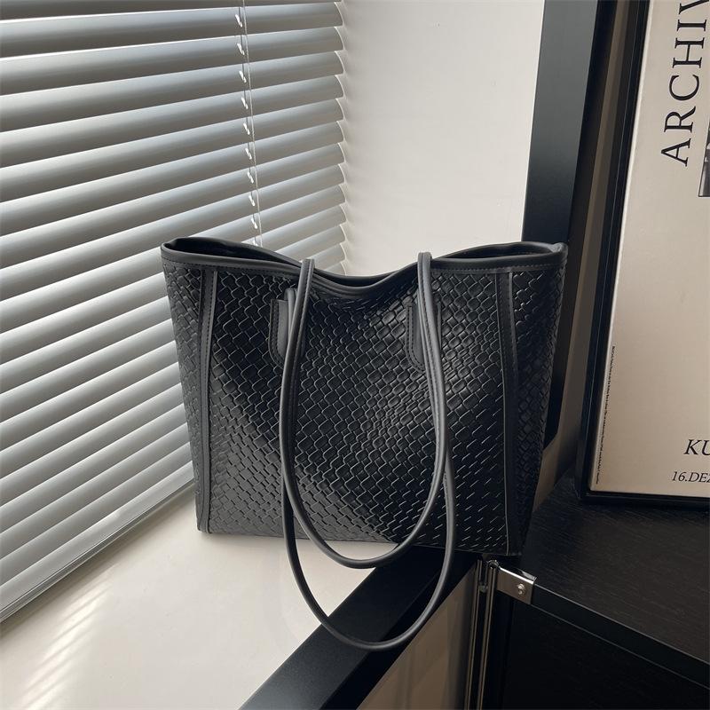

Tote bag woven large-capacity handbag, women s 2025 autumn new simple underarm texture shoulder bag чорний