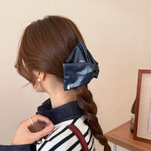 Solid Color Gold Standard Leather Triangle Clip Female 2025 New High-end Sense of Temperament Shark Clip Hair Accessories on The Back of The Head