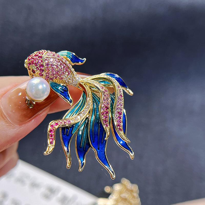 

Брошь в виде золотой рыбки кои в китайском стиле: Эмаль Медь, Позолота, Циркон, Жемчуг Булавка