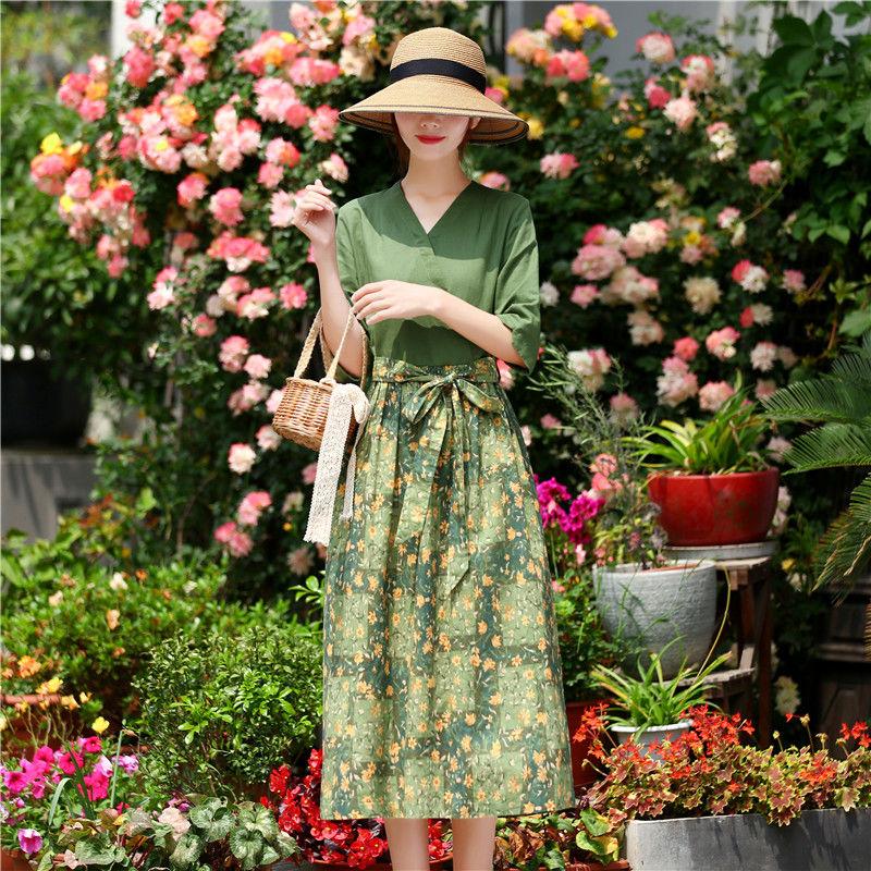 

Модное женское платье-миди с литературным лоскутным принтом