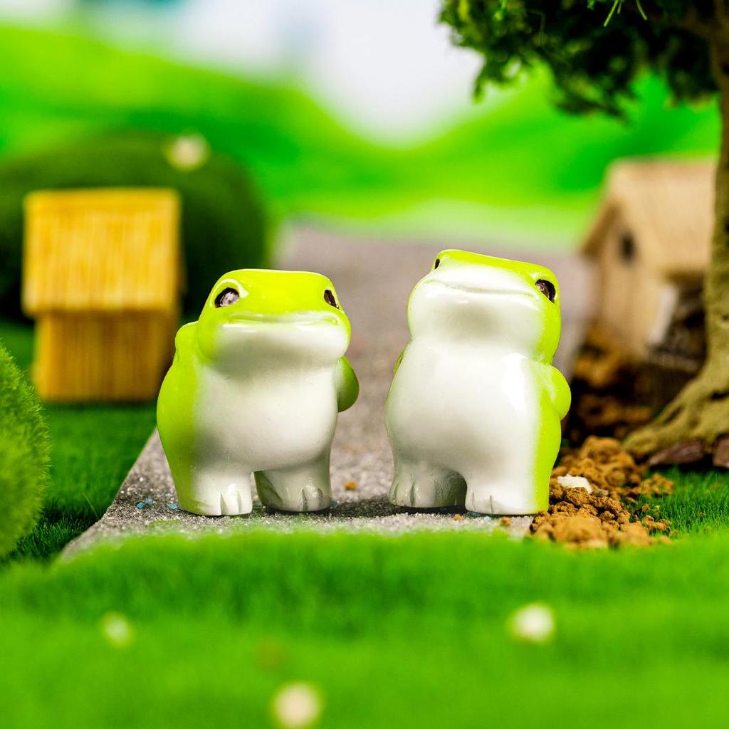 Kreative Cartoon-Frosch-Ornamente aus Kunstharz – süße kleine Accessoires für die Auto- und Schreibtischdekoration