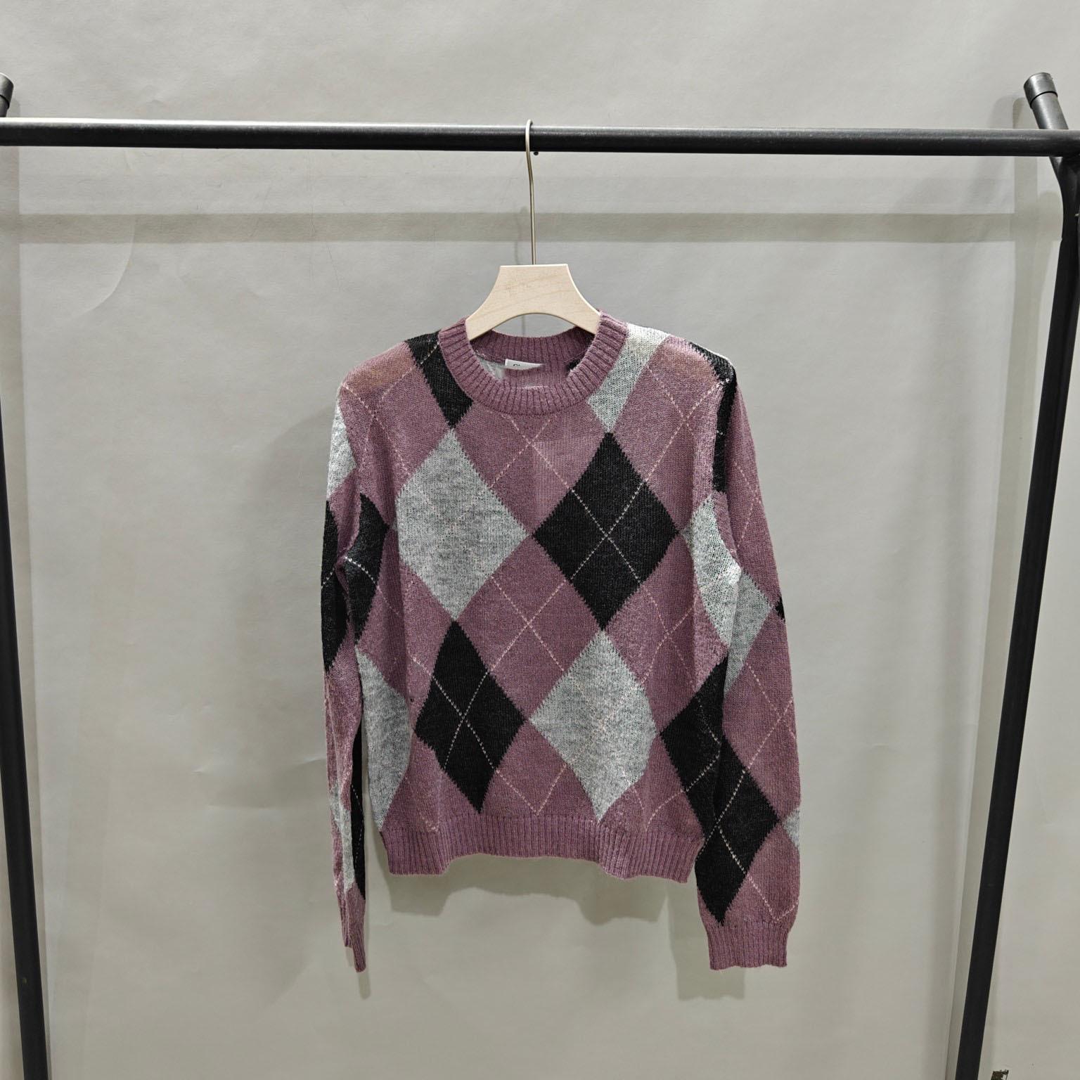 

Свитер из мохера высокой моды с цветными блоками и ромбовидным узором в клетку, с круглым вырезом Small фиолетовый