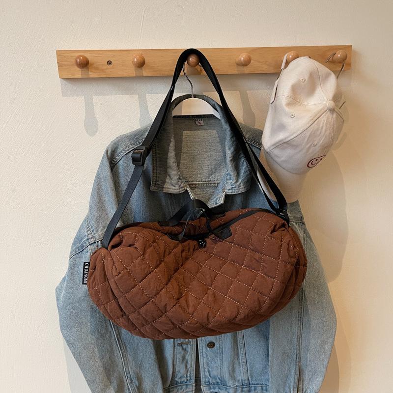 

Японский ленивый ветер, спортивная наплечная сумка большой вместимости, студенческая сумка для занятий, наплечная сумка, сумка-пельмень с вышивкой ромбовидной сеткой темно-коричневого