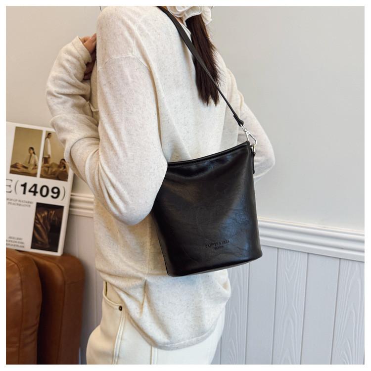 IELGY Fashionable All-Match One-Shoulder Underarm Bag Commuter Cross-Body Bucket Bag