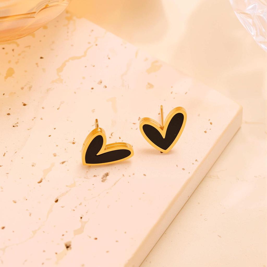 Heart-Shaped Black & White Shell Titanium Necklace & Earrings for Women - Elegant Design