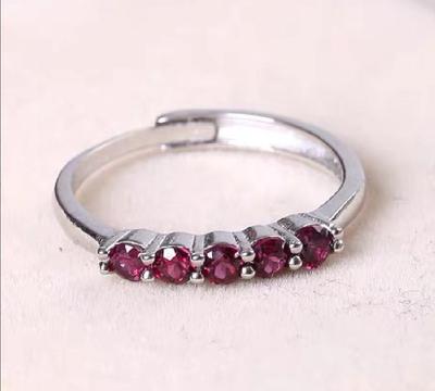 Der Granatring für Frauen kann so schnell wie möglich angepasst werden und der Ring ist beliebt.