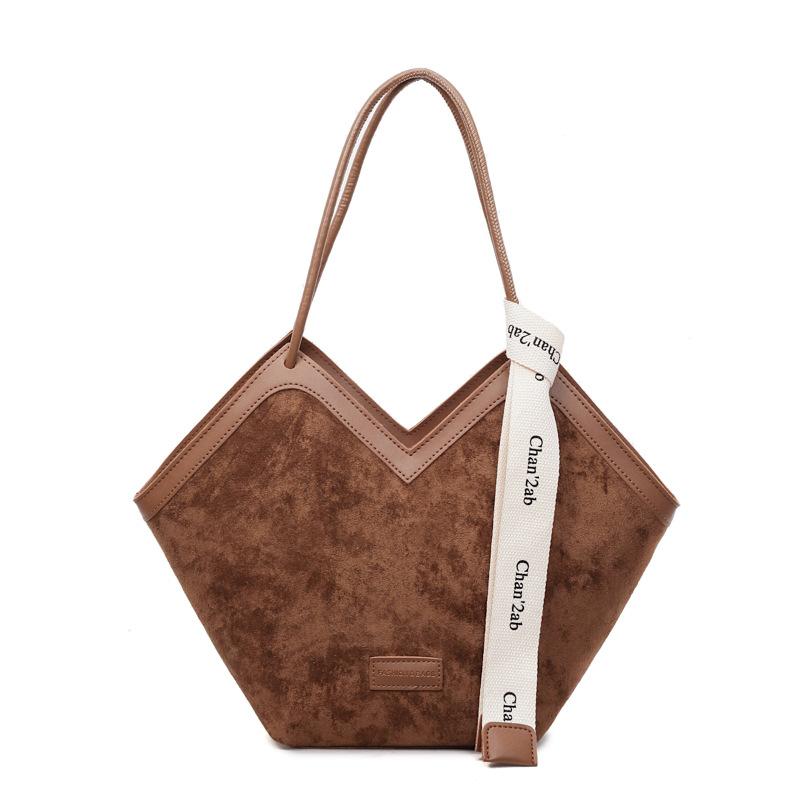

2025 autumn and winter new retro large-capacity tote bag women s commuting versatile shoulder bag going out fashionable armpit bag