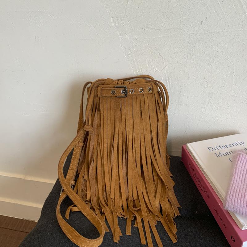

Niche bag women s autumn and winter new casual shoulder messenger bag fringed bucket bag коричневый