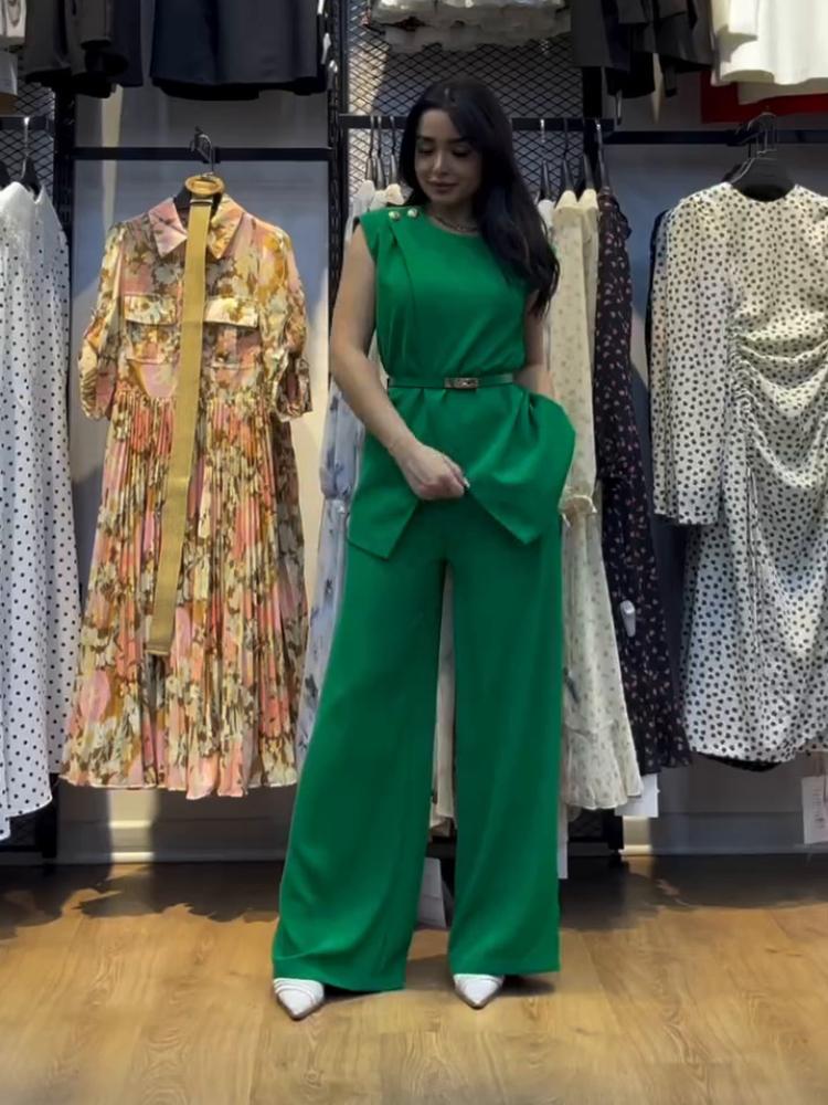 Dámský bílý overal bez rukávů s širokými nohavicemi a páskem, elegantní jednodílný overal