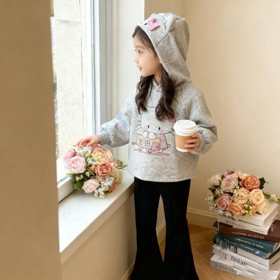 Çocuk Sonbahar/Kış 2025 Karikatür Fiyonklu Kapüşonlu Sweatshirt ve İspanyol Paça Pantolon Takımı