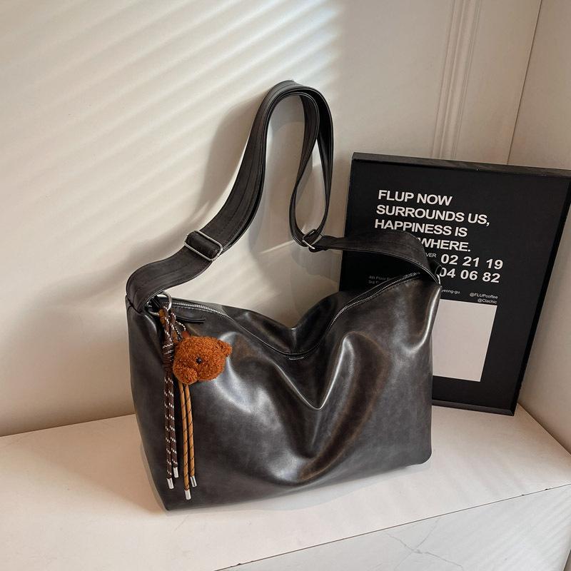 

Retro fashion capacity bag new casual women s shoulder bag simple and versatile portable messenger bag single package чорний