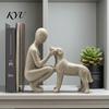 Dekorative Regalstatue für Haustierverlust, Abstrakte Mensch-Hund Harzfigurine, Sandsteinstruktur Bindungsskulptur, Gedenk-Souvenirs, Elternhaus