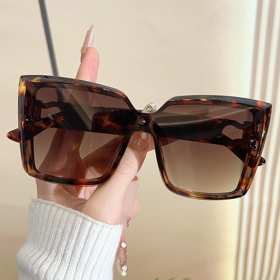 

1PCS Ladies Leopard Print Bohemian Style Glasses Large Frame Trendy Sunglasses Suitable for Summer Beach Outings леопардовий