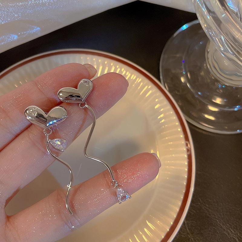 

Асимметричные серьги-кисточки с цирконом в виде сердца, металлический стиль, высококлассные серьги, нишевые, легкая роскошь, модные серьги, женские