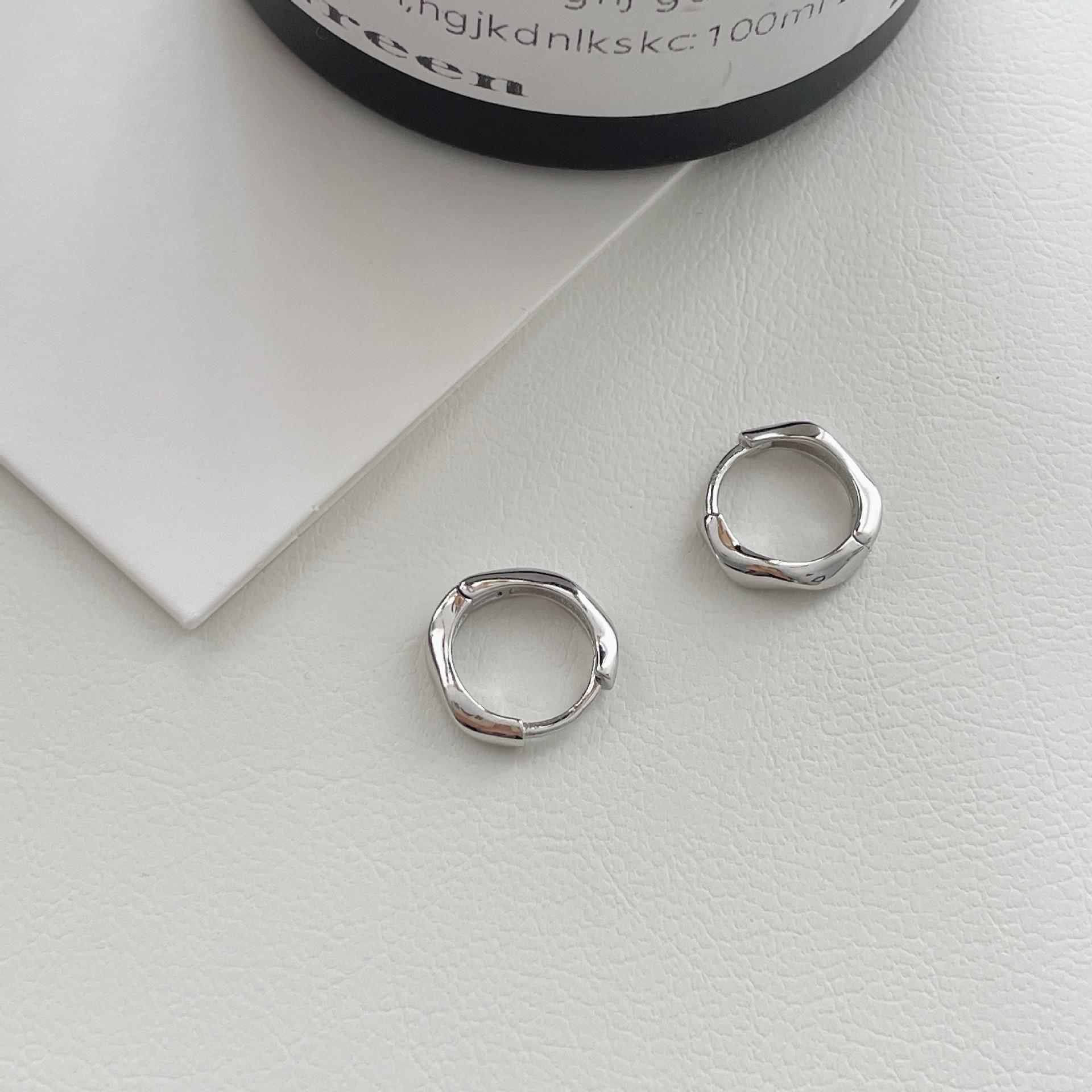 

Luxurious and Exquisite, Versatile and Stylish, Petite and Sophisticated, This Ear Stud Features A Fashionable Ear Bar and An Elegant Ear Loop. Rhombus 11mm срібний