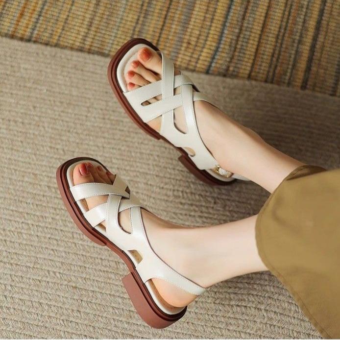 Zehensandalen mit dickem Absatz und gekreuzten Riemen für Damen im Sommer, eckige Zehenpartie, offene Ferse, weiche Sohle, bequeme Mama-Sandalen