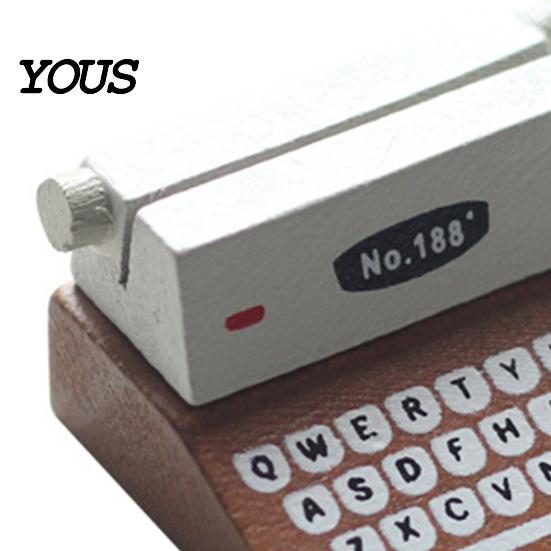 Place Card Holder Retro Wooden Typewriter Memo Clip, Vintage Desk Holder, Rustic Office Decor Decorative Message Photo Picture Stand for Home