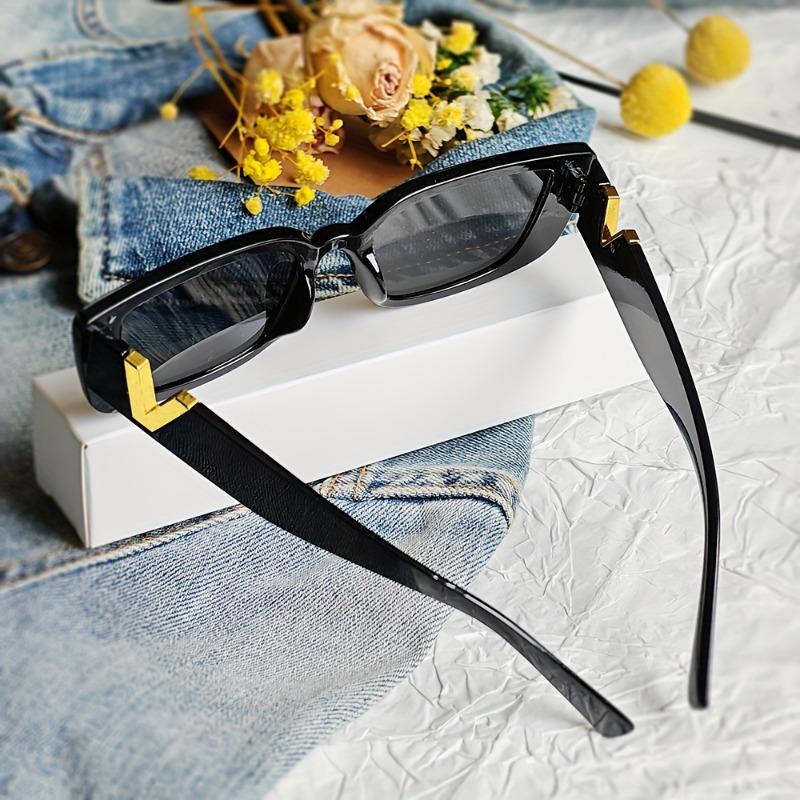 Trendy Black Cat-eye Women's Fashion Glasses - Retro PC Frame with Golden "V" Logo