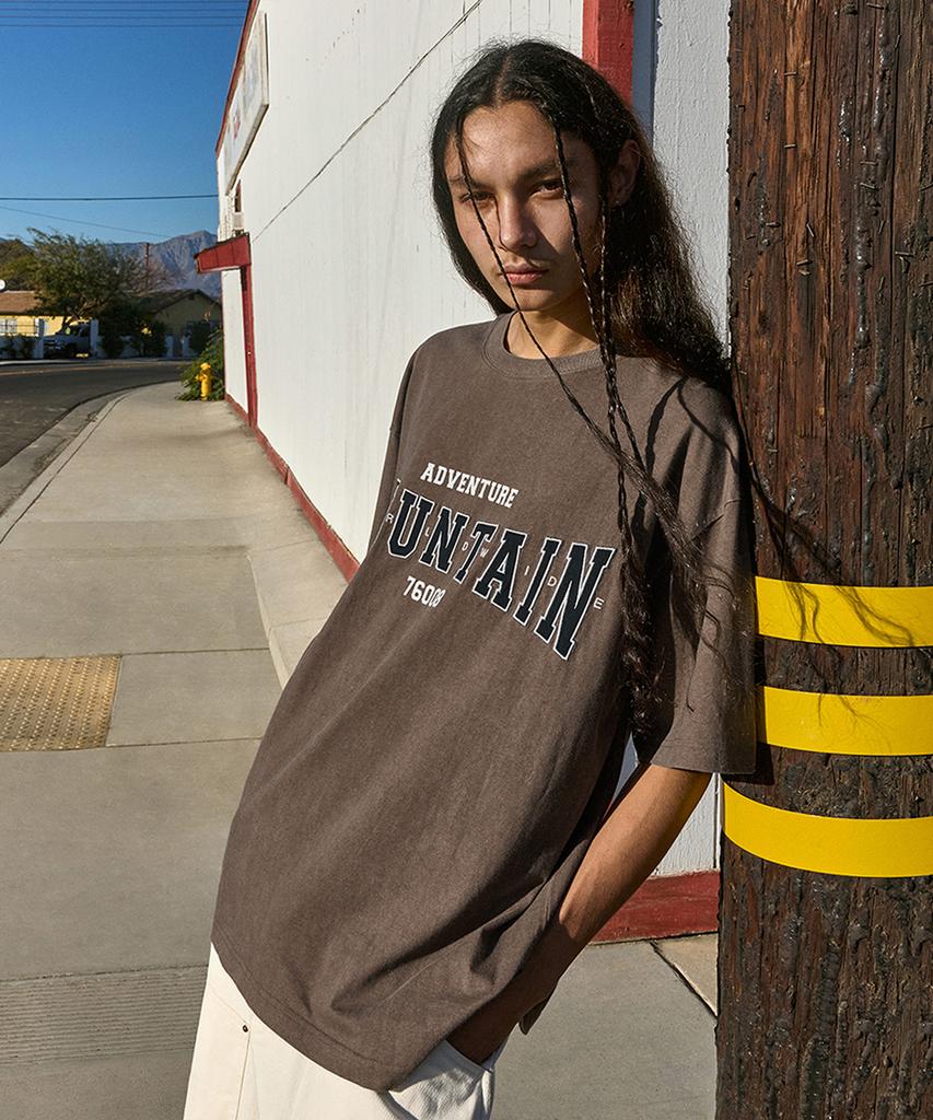 Peullukeu World Mountain Embroidered Logo Pigment Short Sleeve T-Shirt Brown Fst741