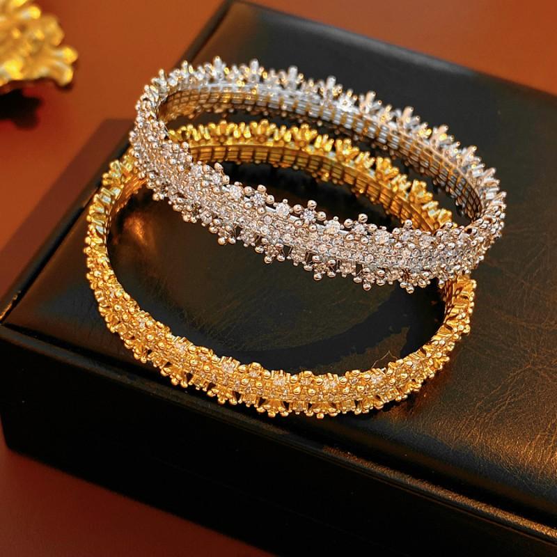 Elegant Hollow Out Floral Edge CZ Stone Inlaid Gold Plated Copper Bracelet Women Lightweight Fashionable Accessory