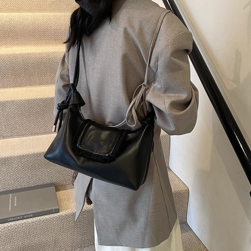 Underarm bag women's large capacity 2025 new autumn and winter retro niche design shoulder messenger bag work commuter bag