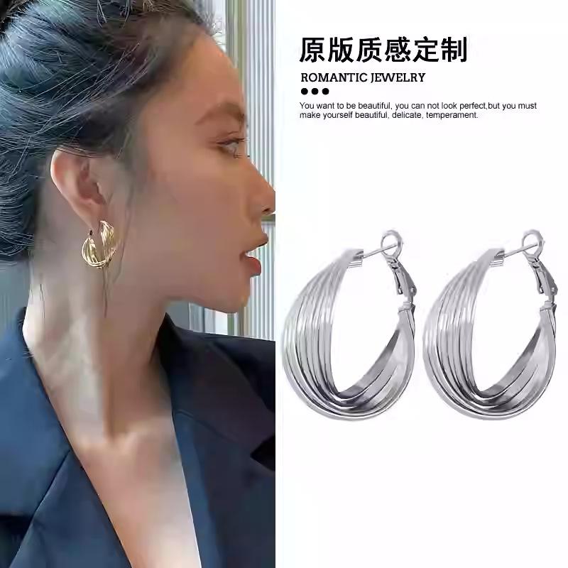 

Sister-in-law, the same ring metal earrings, gold earrings, women s 111 silver needles, exaggerated temperament, high-end light luxury earrings. 925 silver needle