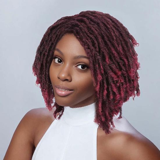 

У чернокожих женщин и мужчин короткие волосы, грязные косы и вьющиеся волосы, а также африканские вьющиеся парики и парики с короткими косами из синтетического волокна.