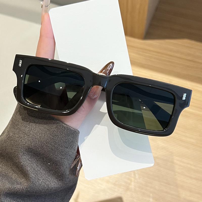 2026 Nuevas Gafas de Sol de Moda Metálicas Cuadradas Pequeñas con Clavos de Arroz para Mujer