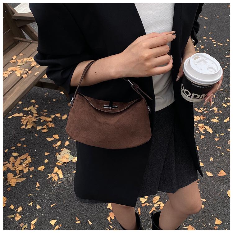 2025 Women's Retro Trendy Crossbody Dumpling Handbag: Versatile Frosted Single Shoulder Design.