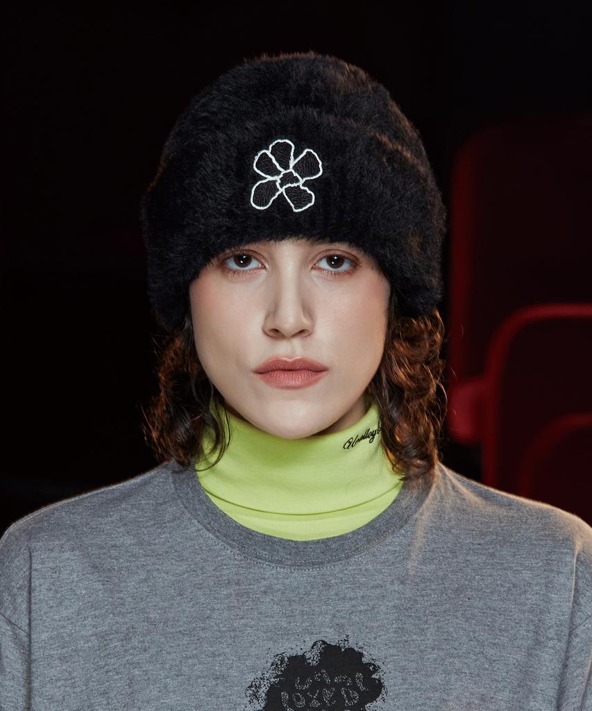 UNALLOYED Flower Fur Beanie / Black