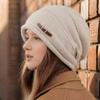 Evropská a americká univerzální zimní pletená čepice – Módní, stylová a zeštíhlující obličej; Hustá, volná vlněná čepice pro ženy.