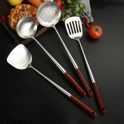 Edelstahl-Spatel mit verlängertem Holzgriff - Hochtemperaturbeständiges, verbrühungsfreies Küchenutensil zum Braten und Pfannenrühren.