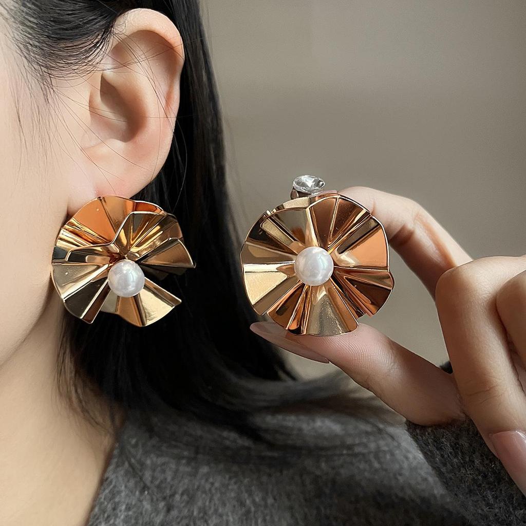 Exaggerated 3D Flower Pearl Earrings: Light Luxury, High-End Metal Style Studs
