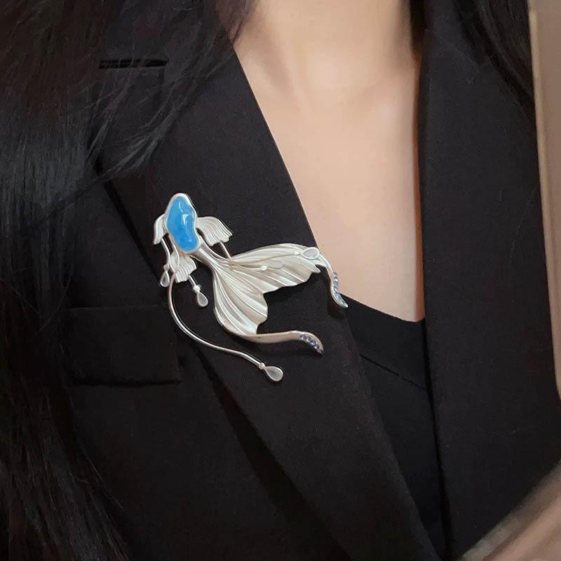 Cute White Fish Brooch Elegant High-End Dreamy Luxury Deep-Sea Mermaid Brooch Women Clothing Accessories Unique Jewelry