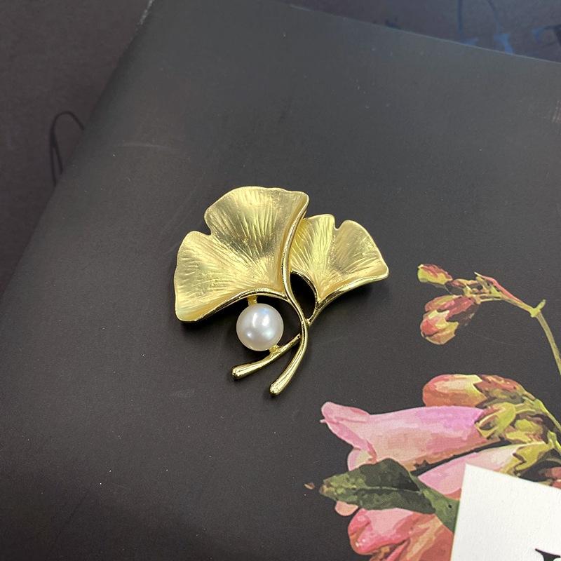 Fashion temperament dumb gold brooch corsage women's suit jacket sweater coat pin crystal high-end accessories
