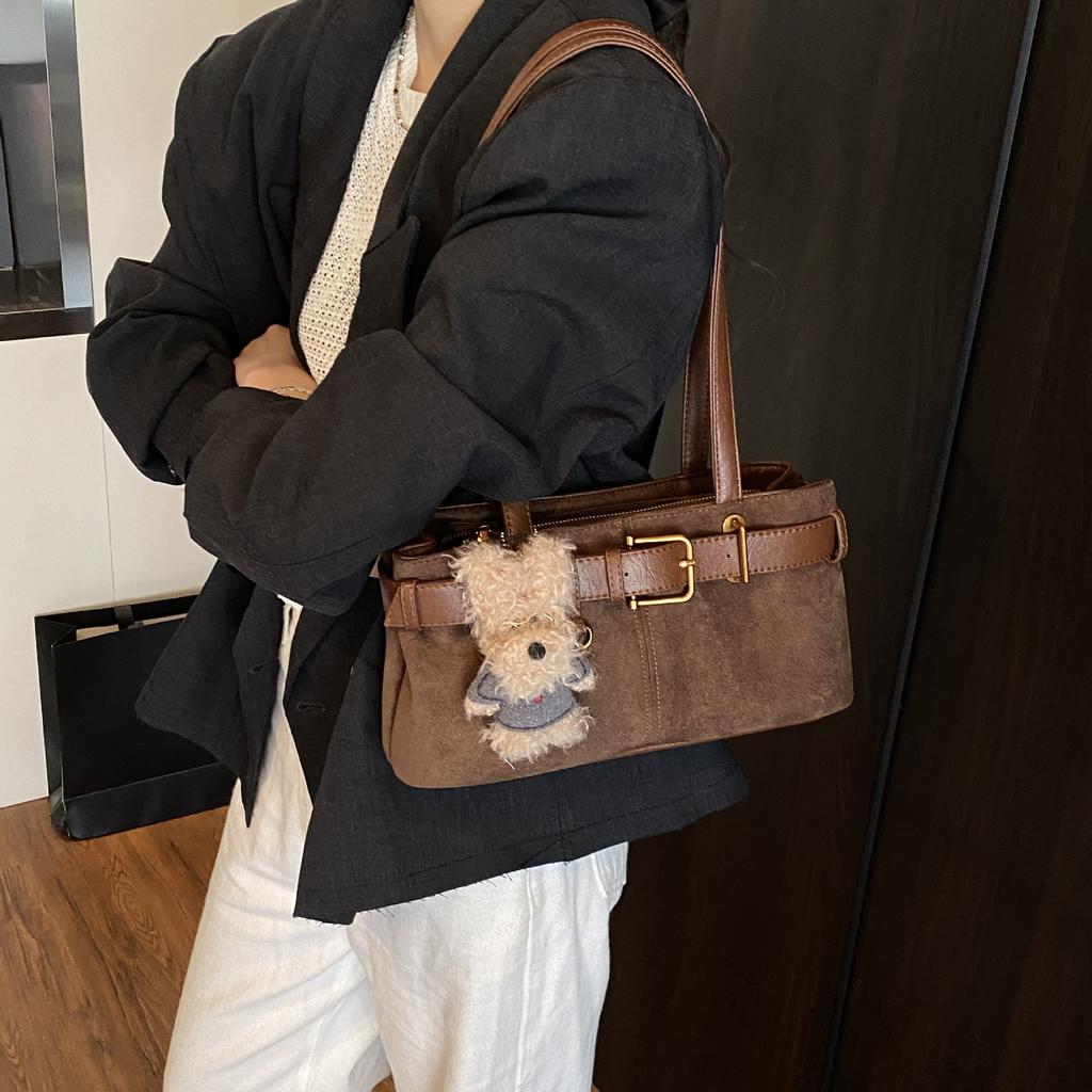 Un Bolso Baguette Retro de Nicho para Axila con un Tacto de Alta Gama y Versátil Bolso de Hombro Único para Desplazamientos y Motociclismo