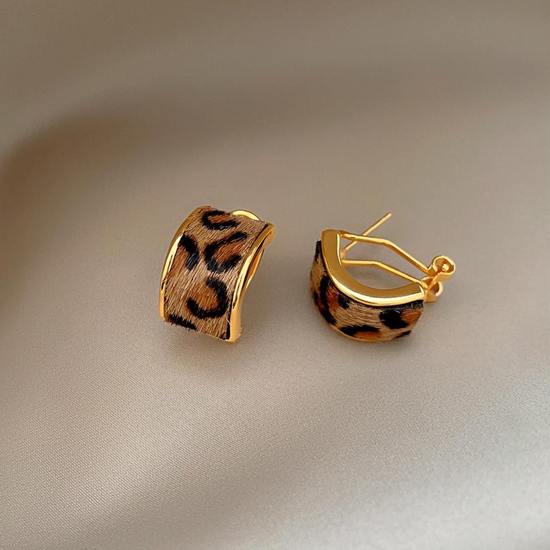 New Creative Leopard C-Shaped Earrings for Women Ladies Light Luxury Temperament Metal Stud Earrings Party Jewelry Accessories