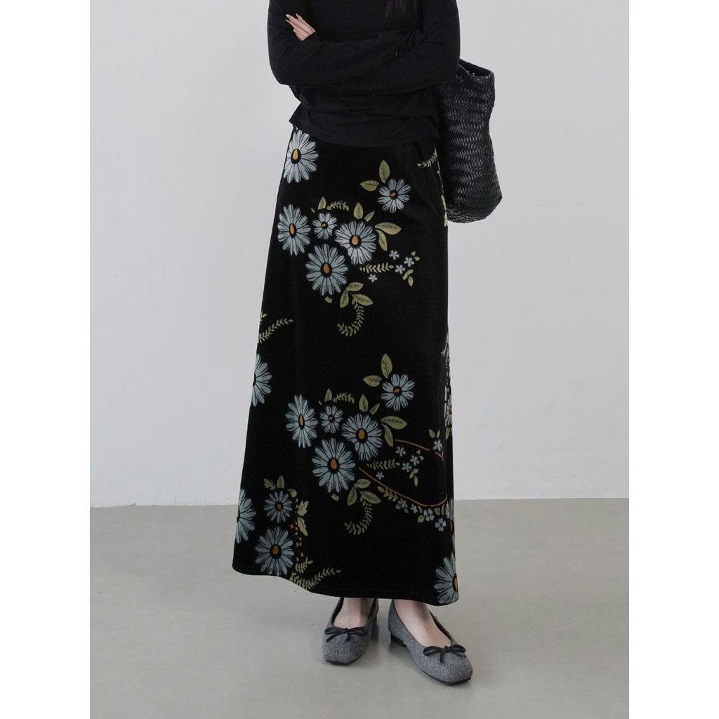 Chinese Retro Floral Velvet A-Line Midi Skirt - Elegant, Slimming, High-Waisted Design for Autumn/Winter.