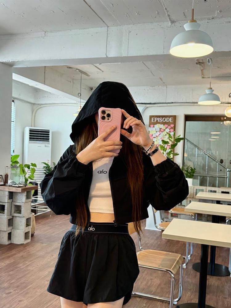 Alo Pantalones Cortos de Yoga Ajustados: Ropa deportiva holgada que favorece la figura para primavera y verano