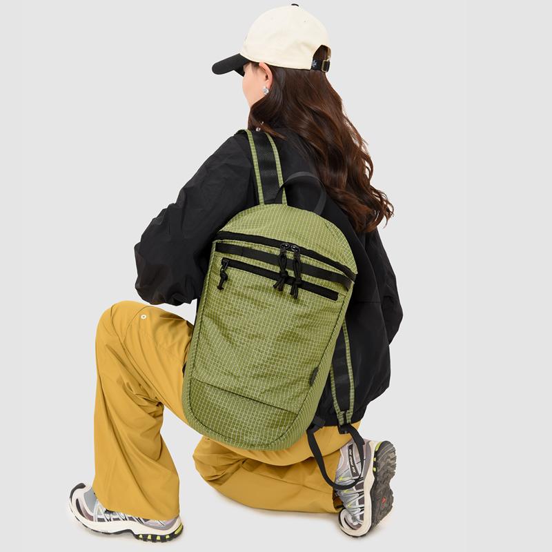 Leichter Rucksack mit Gittermuster für Damen und Herren mit mehreren Fächern – kompakter Alltagsrucksack für Schule und Stadtverkehr