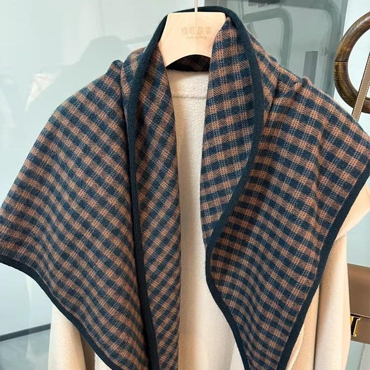 The Grand Suergram Wool Triangular Scarf Is A Versatile and Multi-functional Scarf for Women in Winter It Can Be Used As Both A Neck and A Shawl