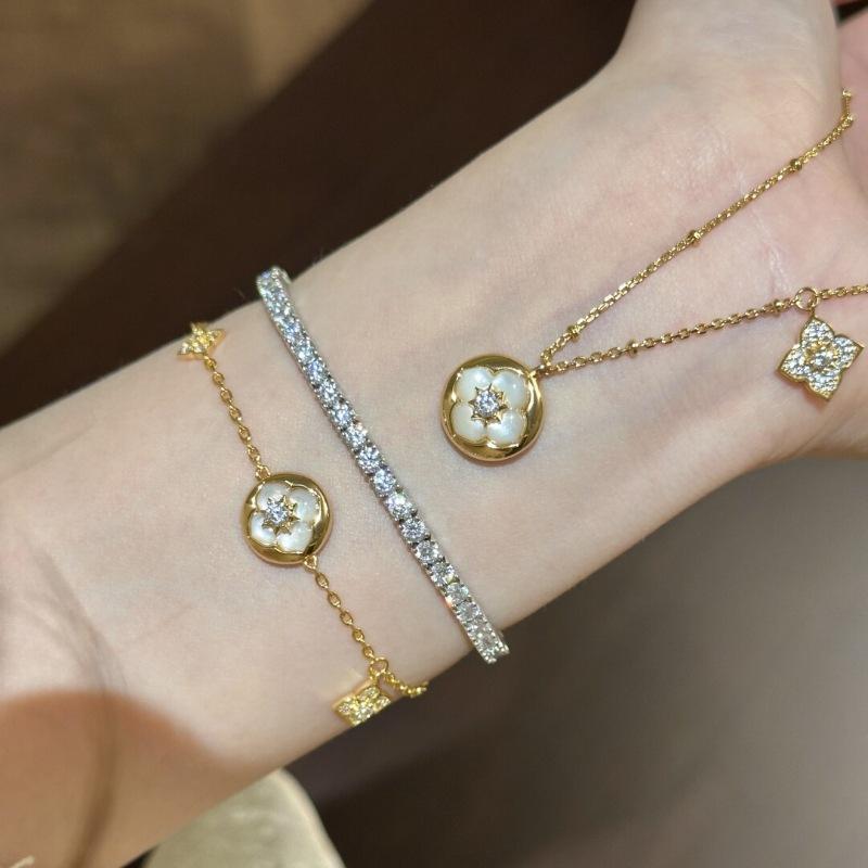 Retro Chinese Style Full Of Diamonds, White Fritillary Four-Leaf Flower Pendant, Necklace, Bracelet, Exquisite High-End Set