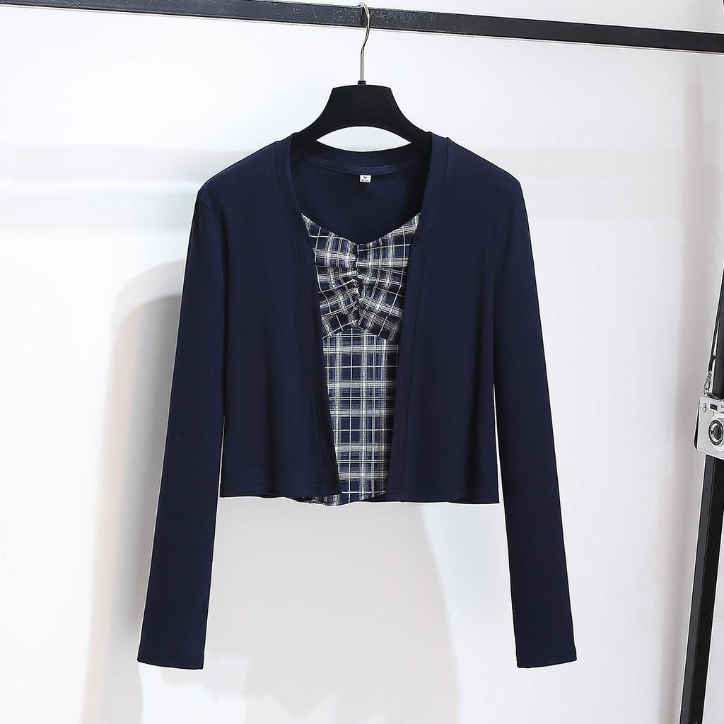 Herbst 2025 Damen Dreiteiler: Karierte Hosenträgerweste, Langärmliger Schal-Cardigan und Midirock.