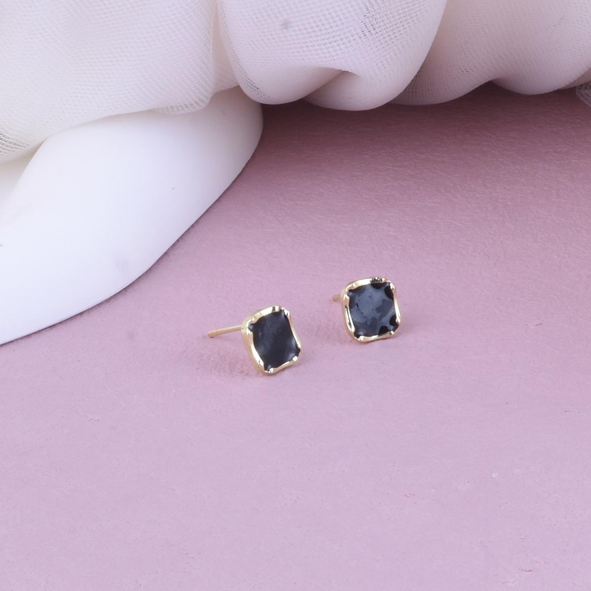 Elegant Black Geometric Square Stud Earrings for Women - Classic, Versatile, and Stylish. золотой