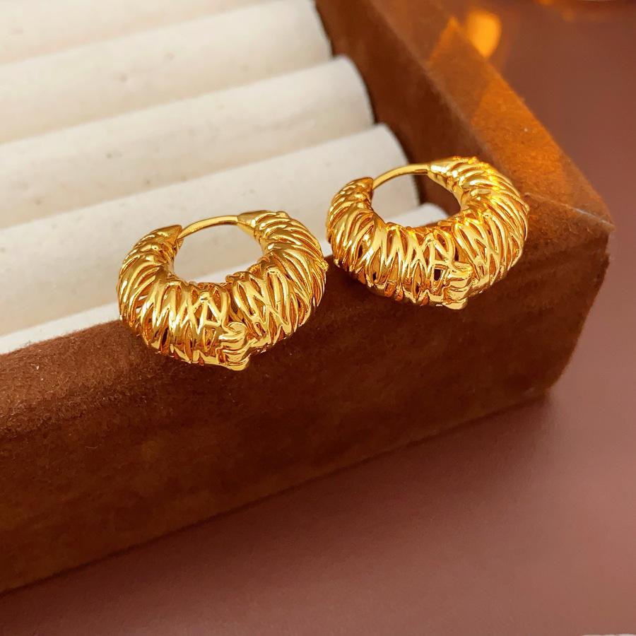 Female Round Hollow Out Fashionable and Versatile Niche Earrings золотой