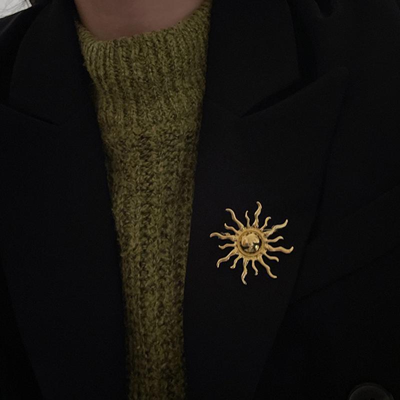 Einfache goldene Sonnengott-Brosche für Damen Herren Mantel-Accessoires Weibliche Vintage-Broschen Schmuck-Accessoires Geschenk